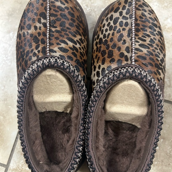 NEW in Box UGG Women's Leopard-Print Tasman Slip-On Clog in Brown - Picture 3 of 5